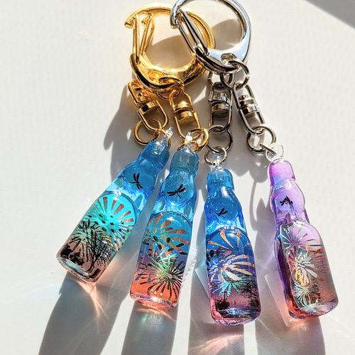5000以上送料無料】/レジン/キーホルダー/《ちびラムネ瓶・秋花火