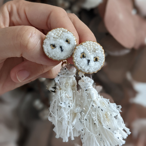 白いふくろうさんのイヤリング　ハンドメイド ピアス/イヤリング】しろいふくろうとホワイトリボン ピアス