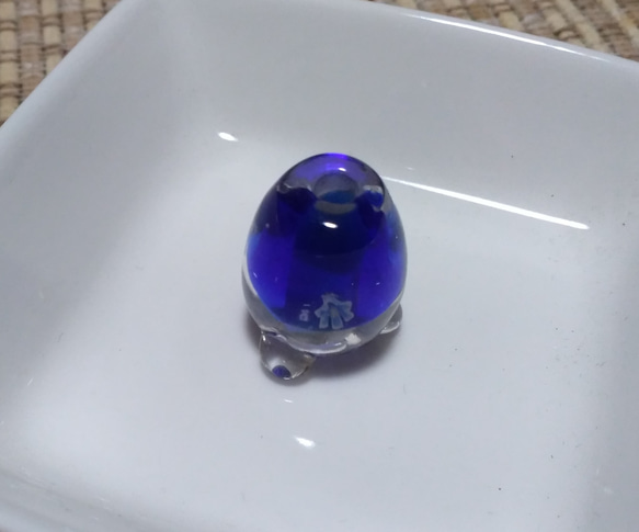 専用品:クリアに青、青の花の入ったトンボ玉のお香立て（白い小皿つき） 2枚目の画像
