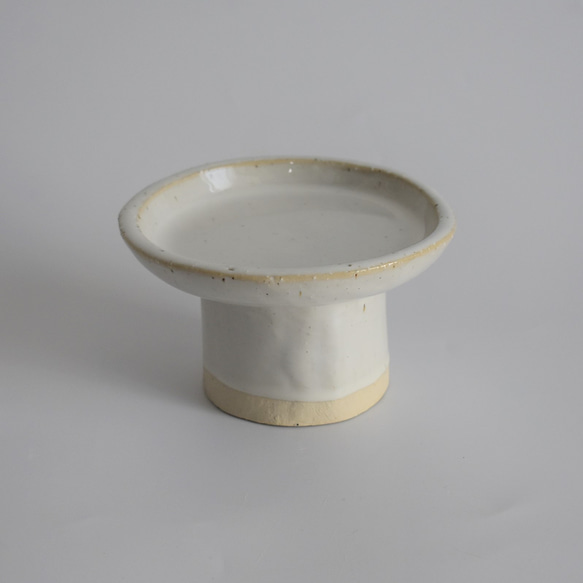高めの高台がついた丸い小皿(小さめコンポート皿)　白御影土×チタンマット釉 4枚目の画像