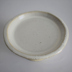 高めの高台がついた丸い小皿(小さめコンポート皿)　白御影土×チタンマット釉 12枚目の画像