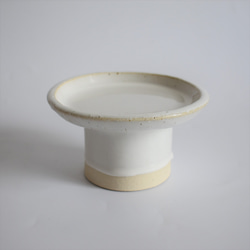 高めの高台がついた丸い小皿(小さめコンポート皿)　白御影土×チタンマット釉 1枚目の画像
