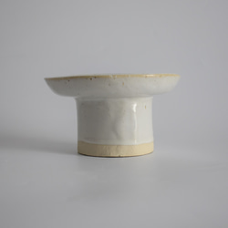 高めの高台がついた丸い小皿(小さめコンポート皿)　白御影土×チタンマット釉 6枚目の画像