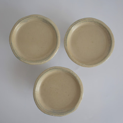 高めの高台がついた丸い小皿(小さめコンポート皿)　白御影土×白鼠結晶釉 9枚目の画像
