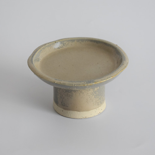 高めの高台がついた丸い小皿(小さめコンポート皿) 白御影土×白鼠結晶釉  