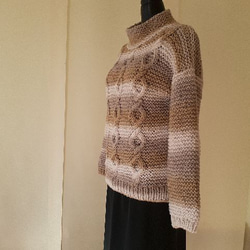 ベージュ系の模様編みグラディーションセーター 2枚目の画像