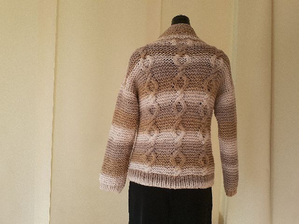 ベージュ系の模様編みグラディーションセーター 3枚目の画像
