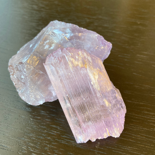 濃いライラック色のクンツァイト原石