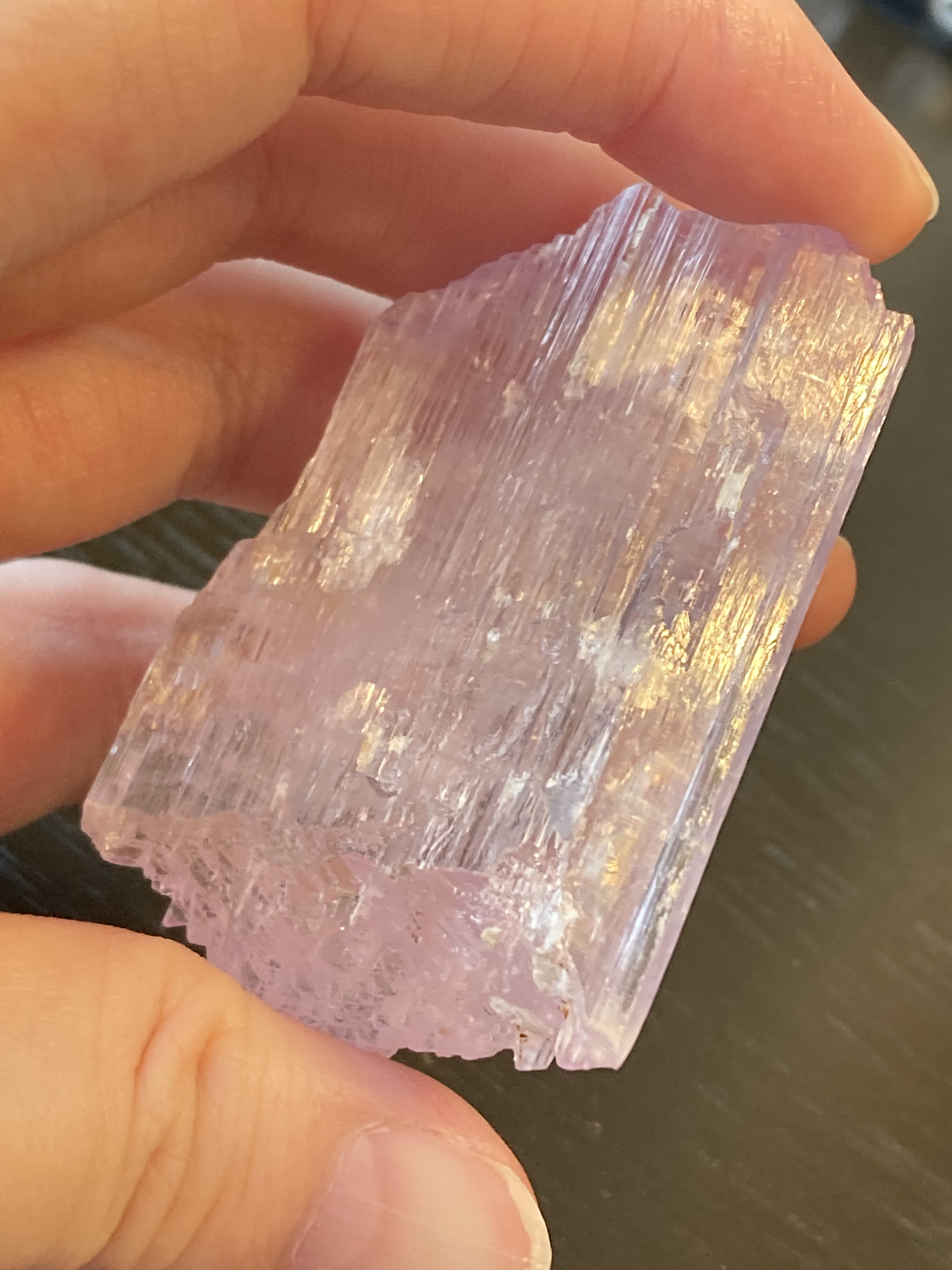 濃いライラック色のクンツァイト原石 濃いライラック色のクンツァイト原石