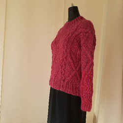 ローズ色の模様編み袖グラディーションセーター 2枚目の画像