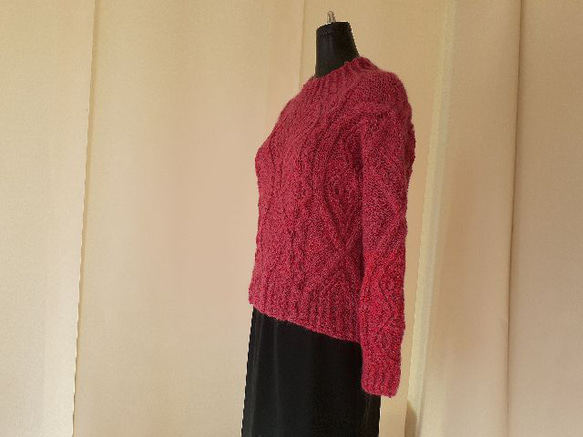 ローズ色の模様編み袖グラディーションセーター 2枚目の画像