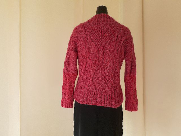 ローズ色の模様編み袖グラディーションセーター 3枚目の画像