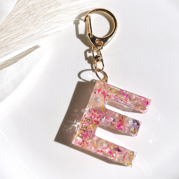 【名入れ】パールとお花のイニシャルキーホルダー　ピンク　アルファベットチャーム　 1枚目の画像