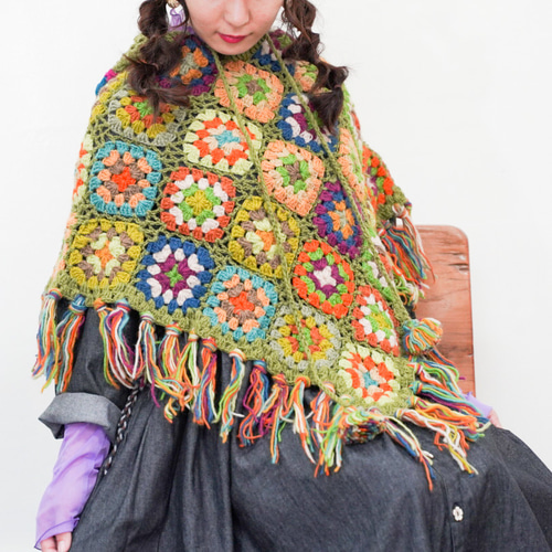 華やかクロシェ】手編み ポンチョ カーキ 腕まわりもすっきり ニット