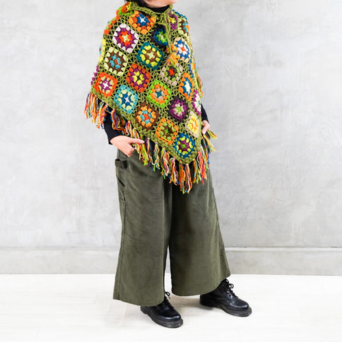 華やかクロシェ】手編み ポンチョ カーキ 腕まわりもすっきり ニット