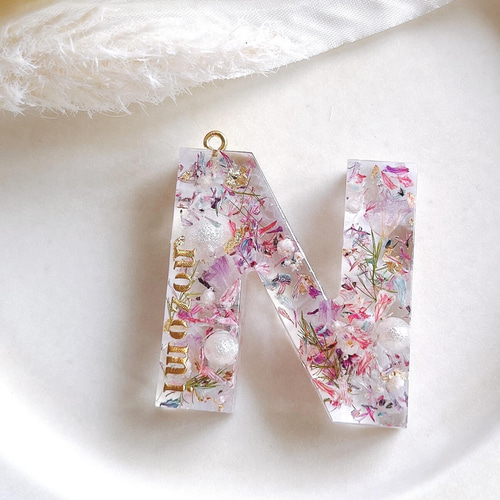 名入れ】パールとお花のイニシャルキーホルダー ブルー アルファベット