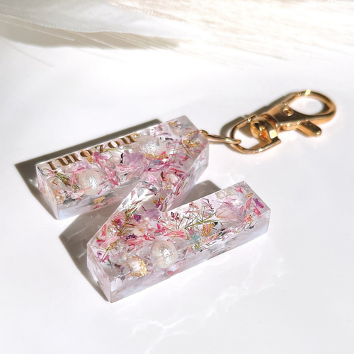 お花たっぷりイニシャルキーホルダー - Atelier Uta | minne