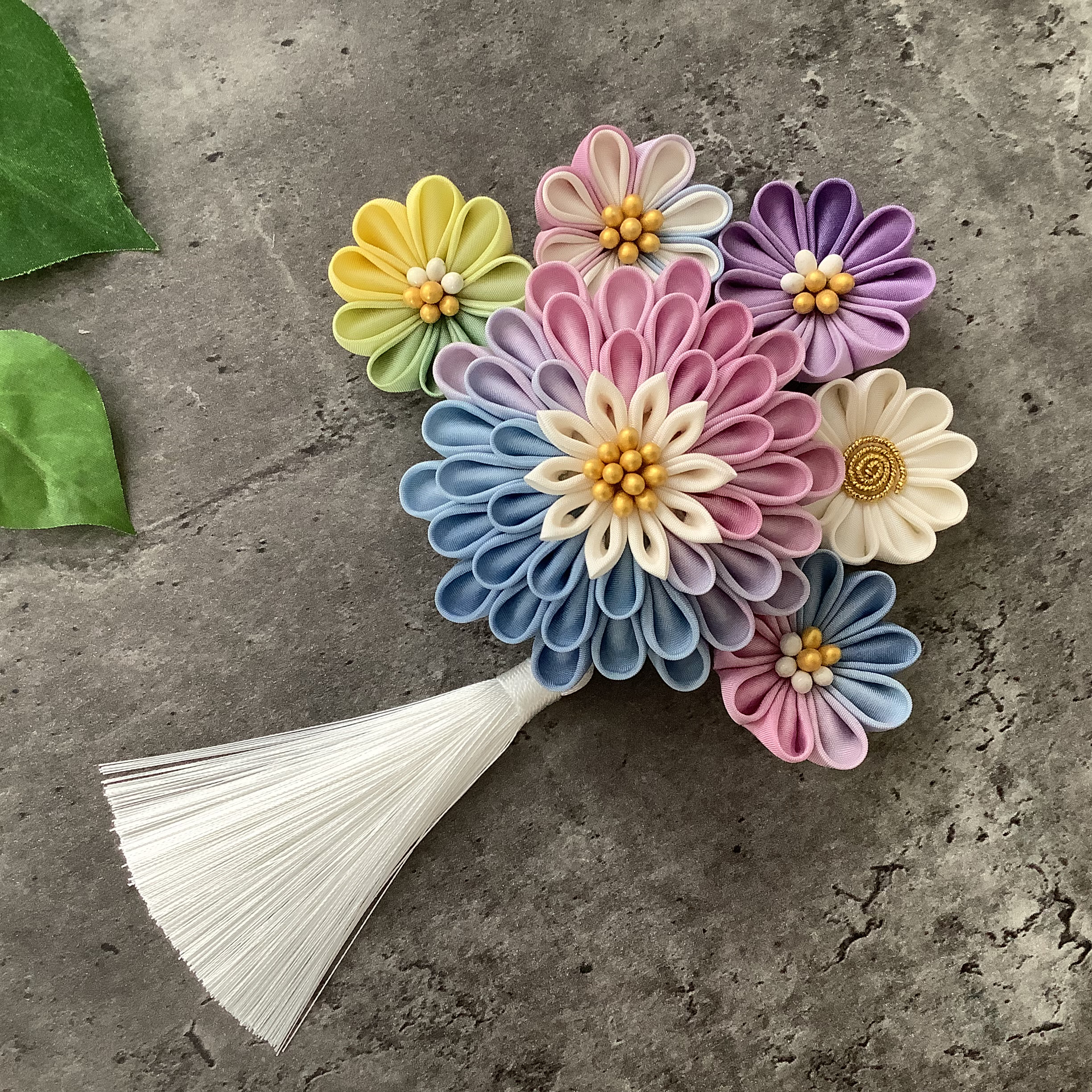 【つまみ細工　髪飾り】　シルク手染めグラデーション　成人式/結婚式/卒業式/七五三