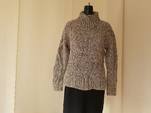 グレーの模様編みセーター