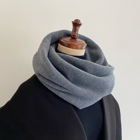 只要穿上它，你就會變得時尚♪ 由輕質和溫暖的羊毛材料製成的圍巾 炭灰色 灰色 男士 女士 第5張的照片