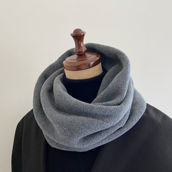 只要穿上它，你就會變得時尚♪ 由輕質和溫暖的羊毛材料製成的圍巾 炭灰色 灰色 男士 女士 第2張的照片