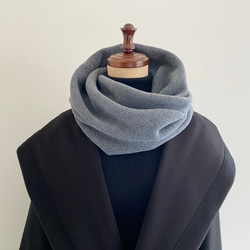 只要穿上它，你就會變得時尚♪ 由輕質和溫暖的羊毛材料製成的圍巾 炭灰色 灰色 男士 女士 第4張的照片