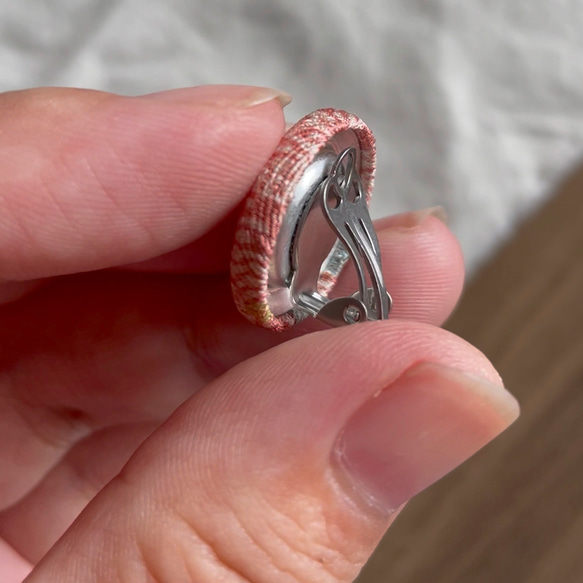 残り布で作るくるみボタンのイヤリング 7枚目の画像