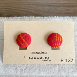 残り布で作るくるみボタンのイヤリング 4枚目の画像