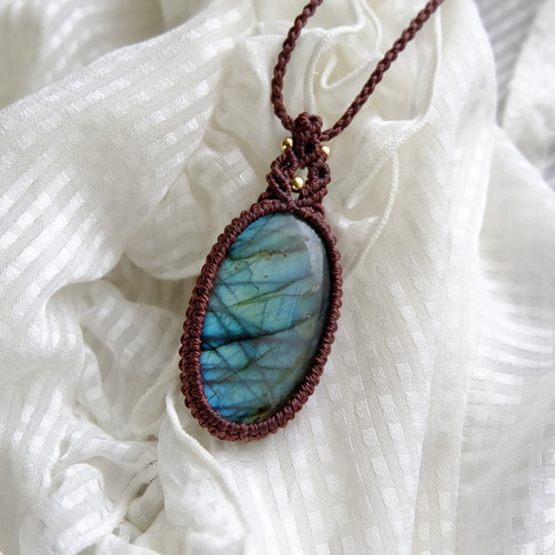 大きめラブラドライト 良質天然石 マクラメ編みペンダントネックレス