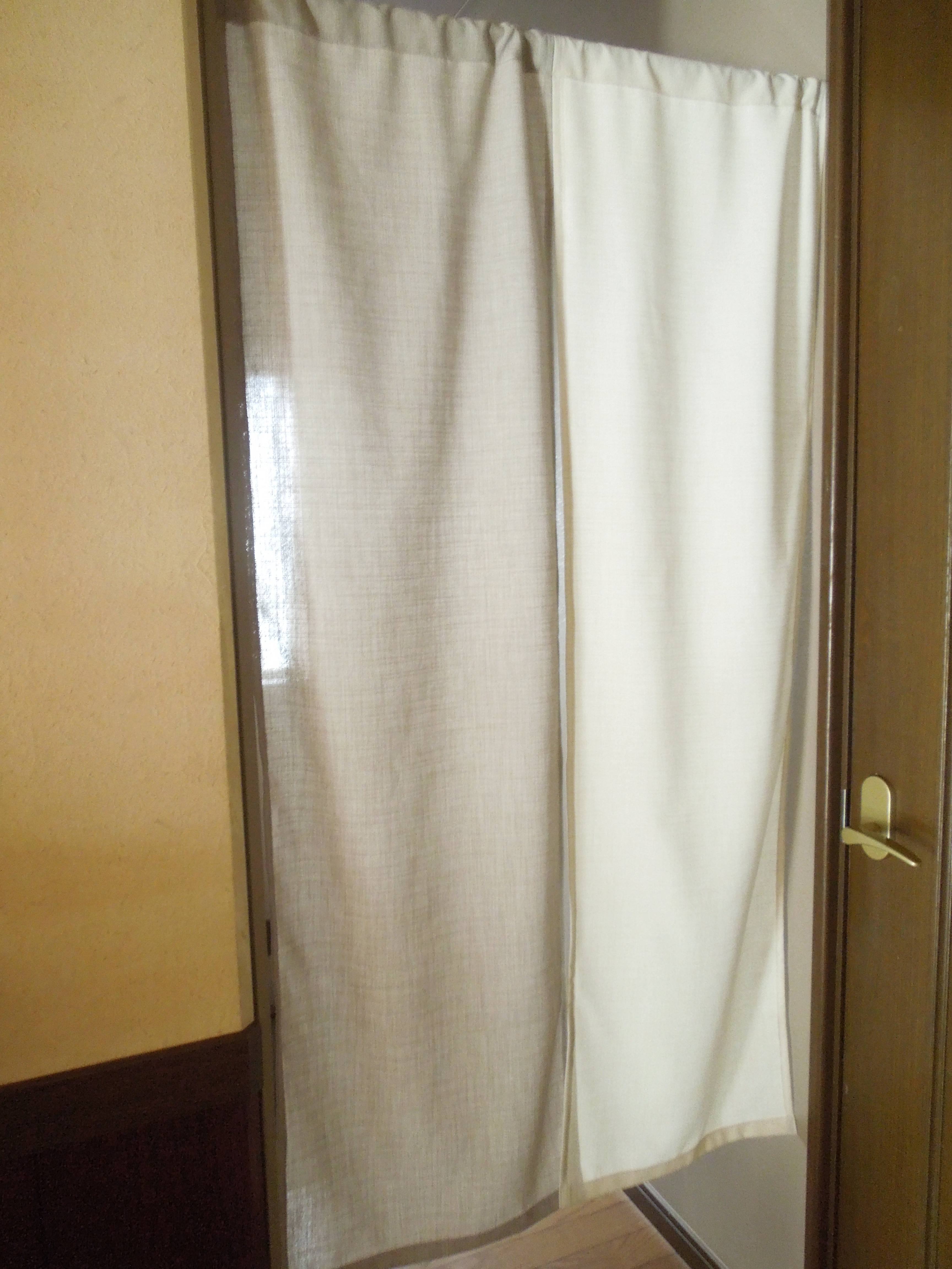 バイ･カラーでスタイリッシュ:太めの糸でざっくりコットンライクなのれん（アイボリー&カフェオレベージュ）受注製作です