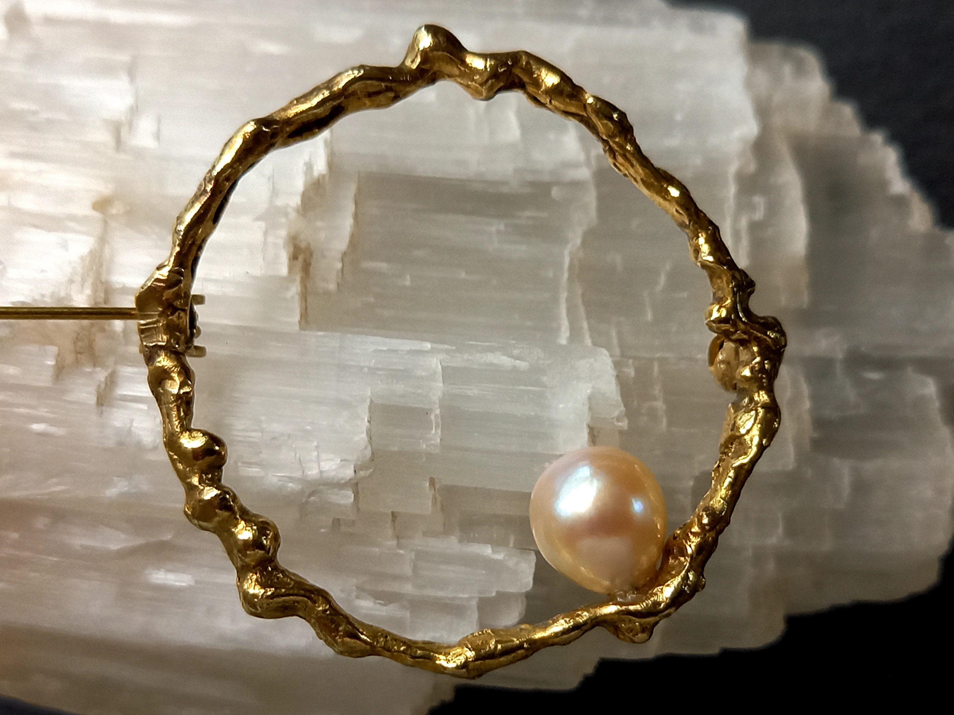 Utoka ☆ 真鍮   蔓とあこやパール  ブローチ