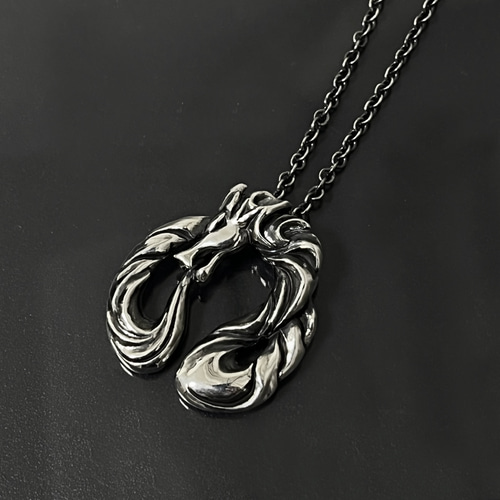 繊細な彫刻のウロボロスペンダント ネックレス・ペンダント VILLE