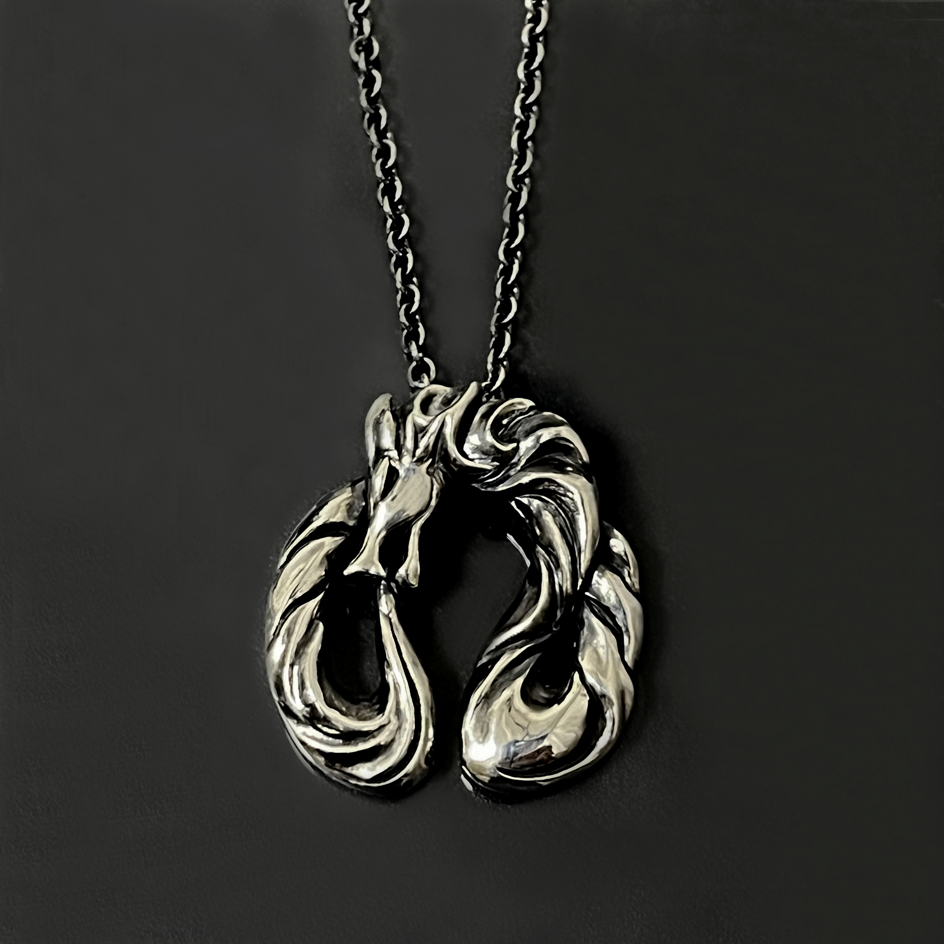 繊細な彫刻のウロボロスペンダント