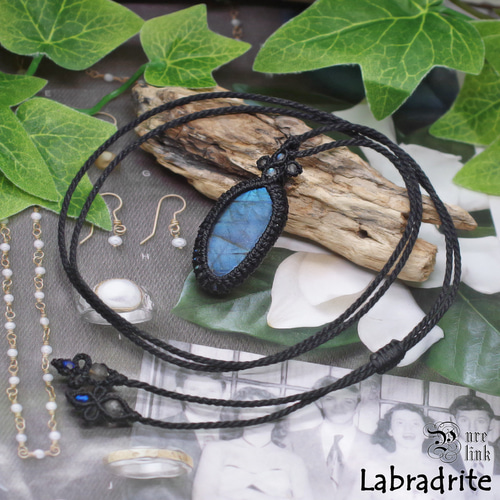 月や太陽を象徴する「ラブラドライト」ペンダント