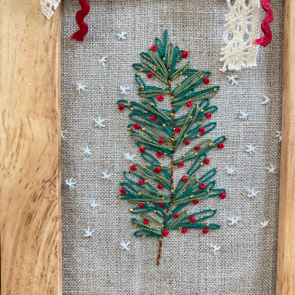 【刺繍フレーム】クリスマスツリー リネン生地のデザイン刺繡額 インテリア枠 壁掛け ファブリックパネル 2枚目の画像