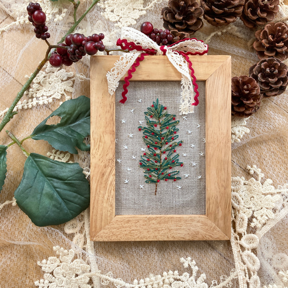 【刺繍フレーム】クリスマスツリー リネン生地のデザイン刺繡額 インテリア枠 壁掛け ファブリックパネル 1枚目の画像