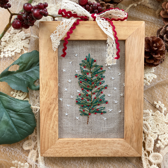 【刺繍フレーム】クリスマスツリー リネン生地のデザイン刺繡額 インテリア枠 壁掛け ファブリックパネル 3枚目の画像