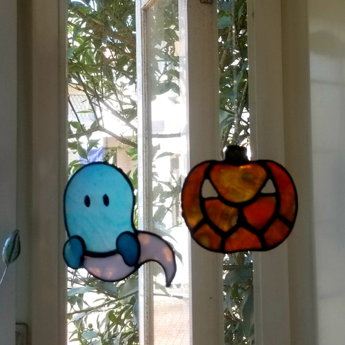 ハロウィンのデコレーションに ステンドグラス おばけのモビール