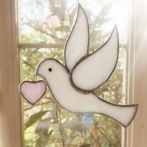 ハートを運ぶ ステンドグラス 白い鳩のサンキャッチャー サン