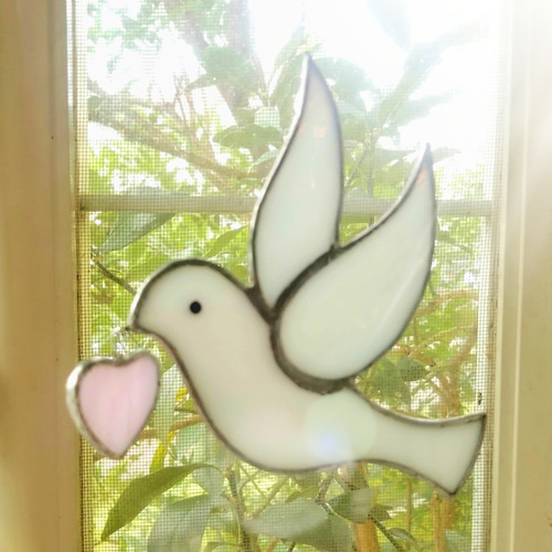ハートを運ぶ ステンドグラス 白い鳩のサンキャッチャー サン