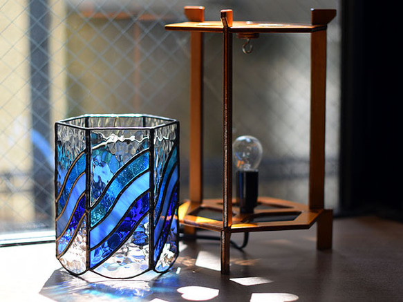 ステンドグラス・3本足木枠の6面ランプ 661 