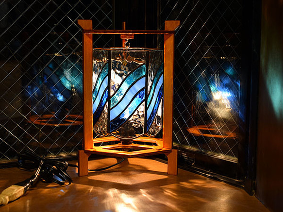 ステンドグラス・3本足木枠の6面ランプ 661 3枚目の画像