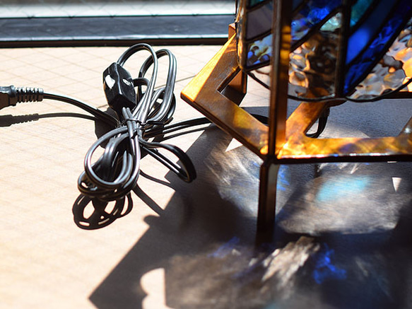 ステンドグラス・3本足木枠の6面ランプ 661 