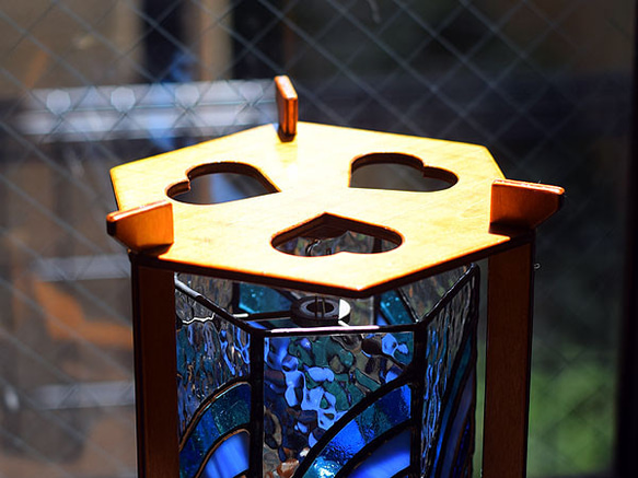 ステンドグラス・3本足木枠の6面ランプ 661 