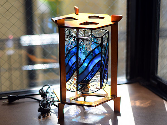 ステンドグラス・3本足木枠の6面ランプ 661 