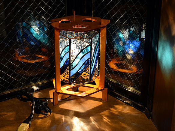 ステンドグラス・3本足木枠の6面ランプ 661 