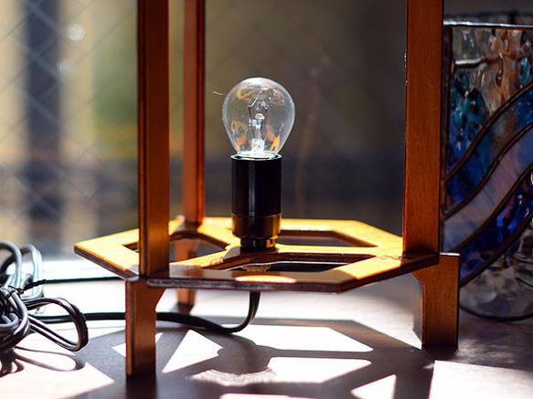 ステンドグラス・3本足木枠の6面ランプ 661 