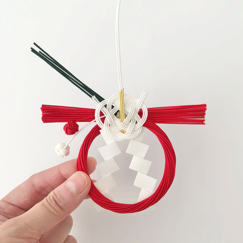 お正月飾り 2026 - 白椿（赤しめ縄） しめ縄・しめ飾り mizuhiki-iro