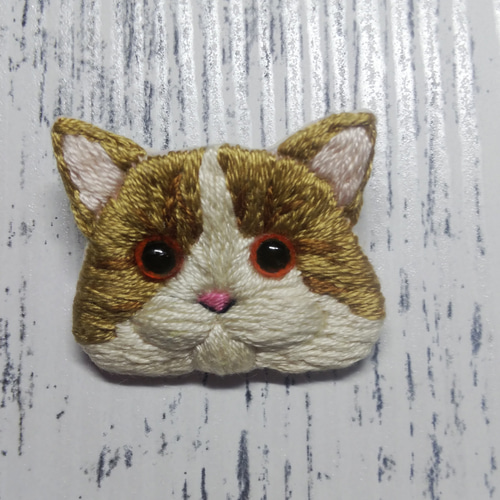 茶白猫ちゃん「長毛」 刺繍ブローチ ブローチ haniho 通販