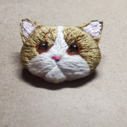 茶白猫ちゃん「短毛」　刺繍ブローチ 3枚目の画像
